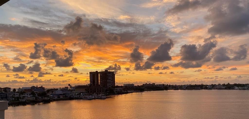 For Sale: $848,500 (3 beds, 3 baths, 1995 Square Feet)