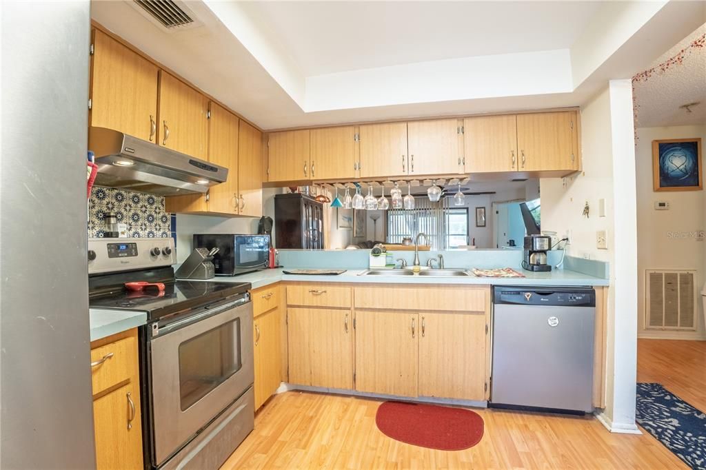 Active With Contract: $135,000 (2 beds, 2 baths, 1075 Square Feet)