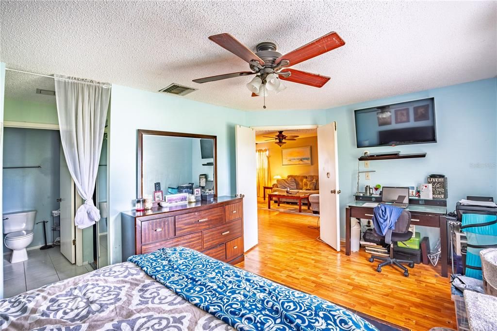 Active With Contract: $135,000 (2 beds, 2 baths, 1075 Square Feet)