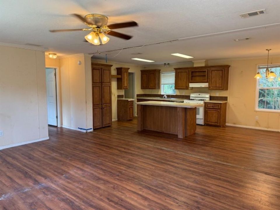 Activo con contrato: $95,000 (3 camas, 2 baños, 1431 Pies cuadrados)