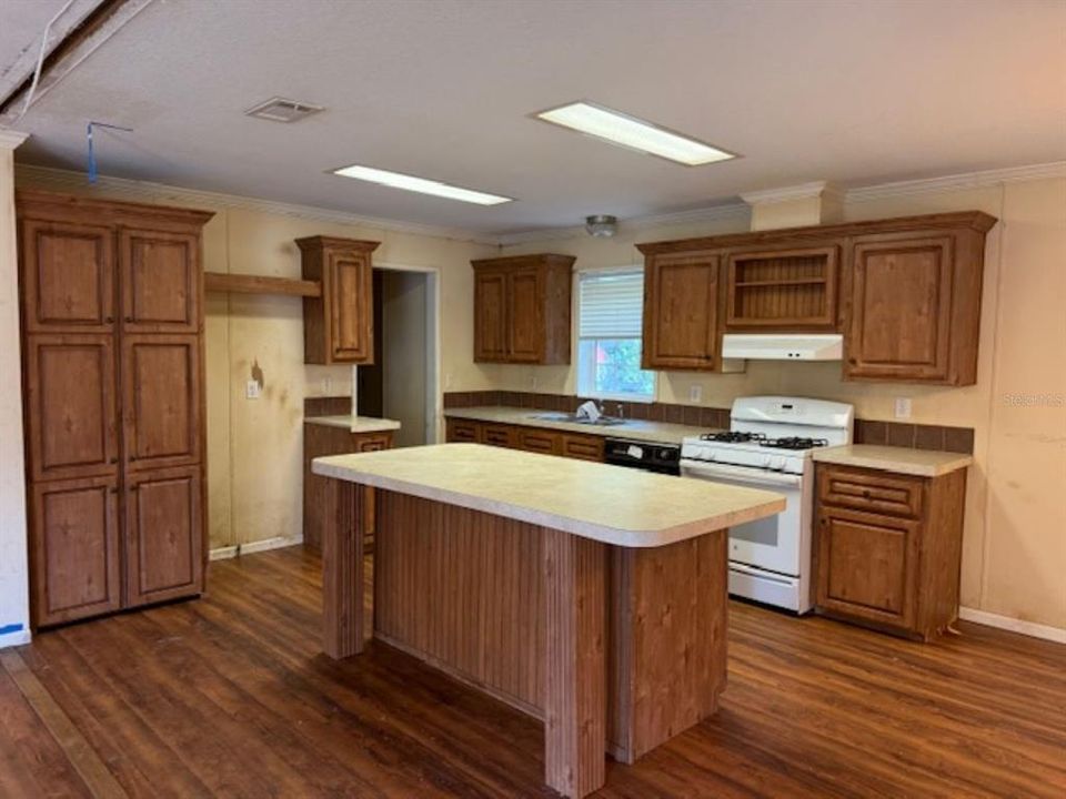 Activo con contrato: $95,000 (3 camas, 2 baños, 1431 Pies cuadrados)