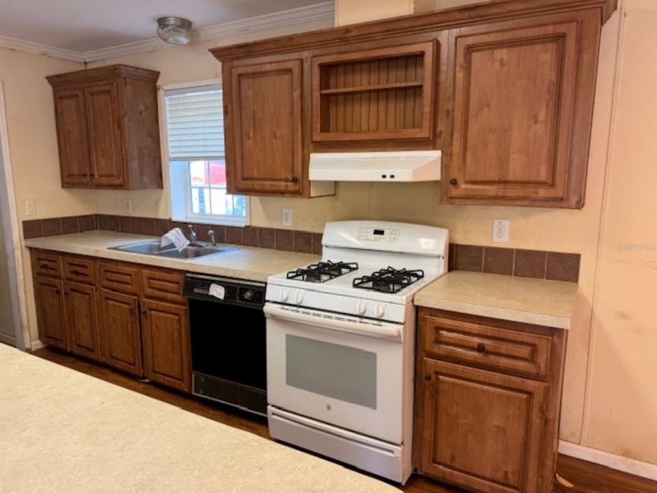 Activo con contrato: $95,000 (3 camas, 2 baños, 1431 Pies cuadrados)