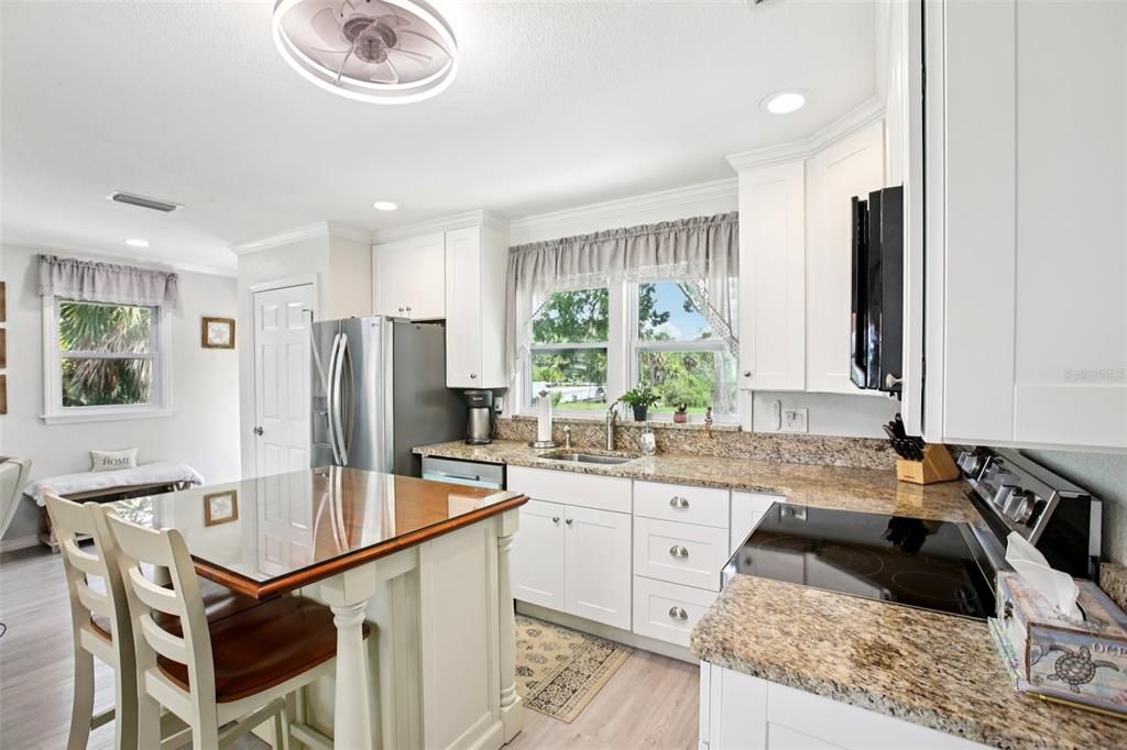 Под контрактом: $495,400 (2 спален, 1 ванн, 800 Квадратных фут)