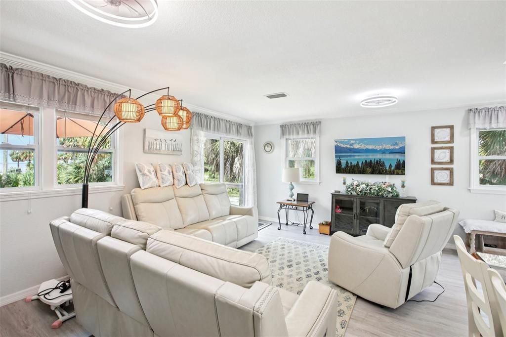 Под контрактом: $495,400 (2 спален, 1 ванн, 800 Квадратных фут)