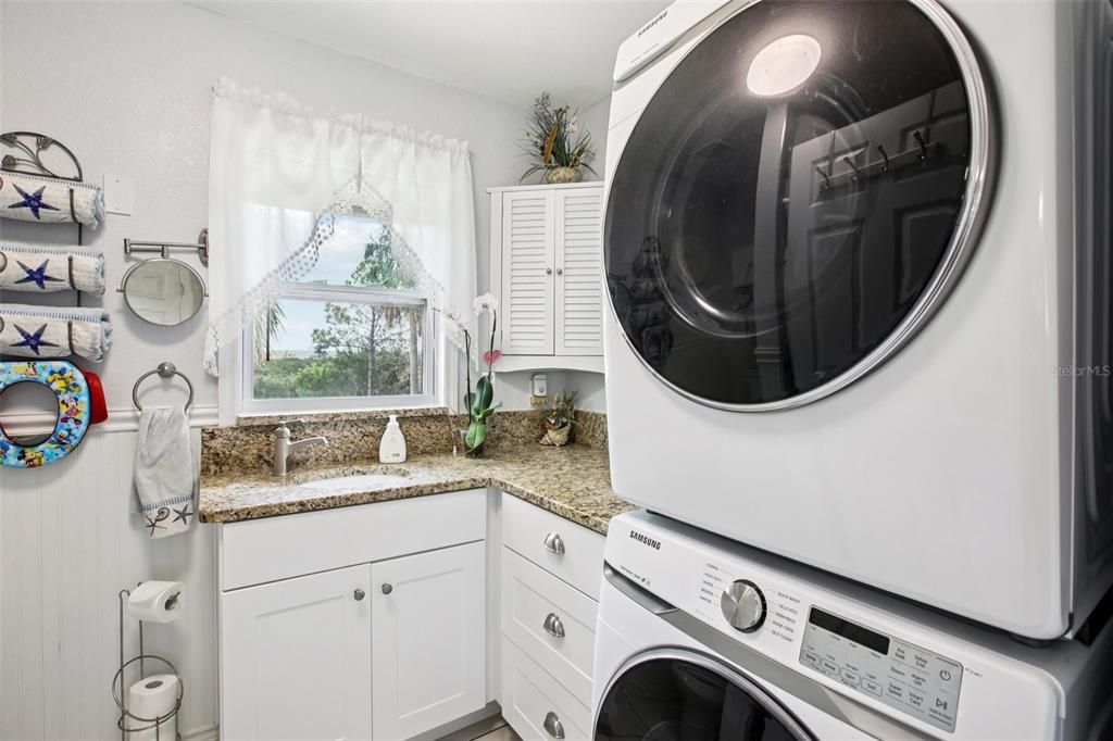 Под контрактом: $495,400 (2 спален, 1 ванн, 800 Квадратных фут)