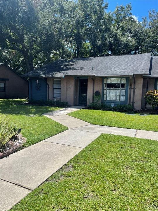 合同活跃: $243,900 (2 贝兹, 2 浴室, 1126 平方英尺)