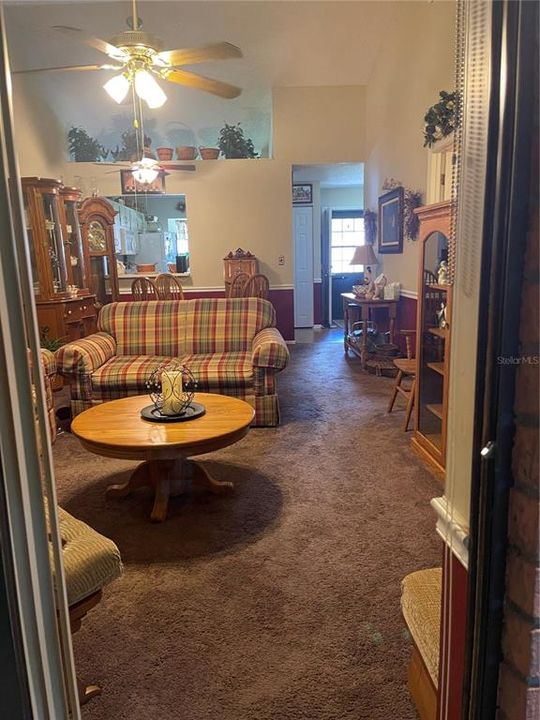 合同活跃: $243,900 (2 贝兹, 2 浴室, 1126 平方英尺)