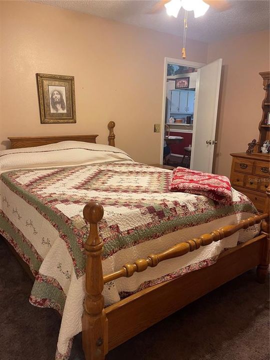 合同活跃: $243,900 (2 贝兹, 2 浴室, 1126 平方英尺)