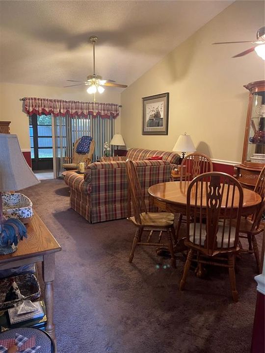 合同活跃: $243,900 (2 贝兹, 2 浴室, 1126 平方英尺)