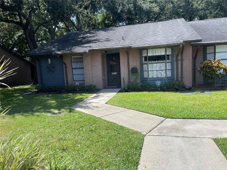 合同活跃: $243,900 (2 贝兹, 2 浴室, 1126 平方英尺)