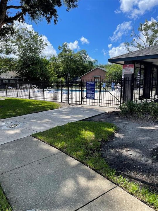 合同活跃: $243,900 (2 贝兹, 2 浴室, 1126 平方英尺)