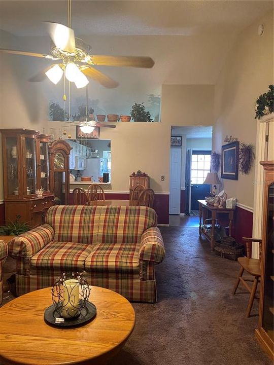 合同活跃: $243,900 (2 贝兹, 2 浴室, 1126 平方英尺)