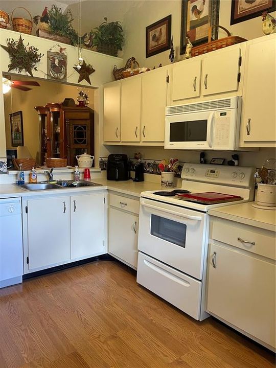 合同活跃: $243,900 (2 贝兹, 2 浴室, 1126 平方英尺)