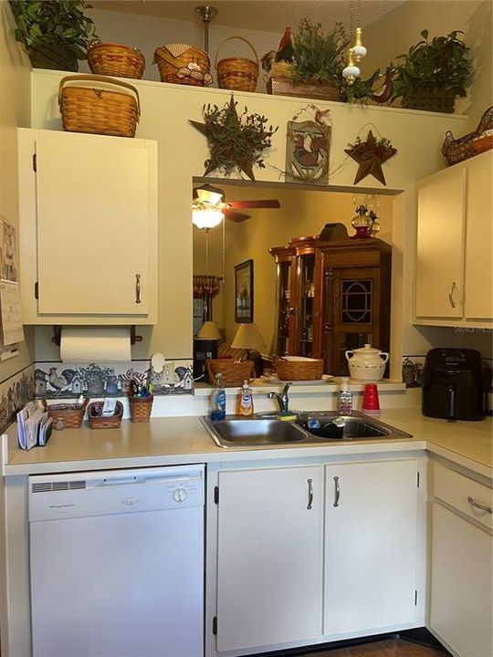 合同活跃: $243,900 (2 贝兹, 2 浴室, 1126 平方英尺)