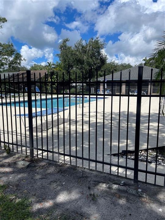 合同活跃: $243,900 (2 贝兹, 2 浴室, 1126 平方英尺)