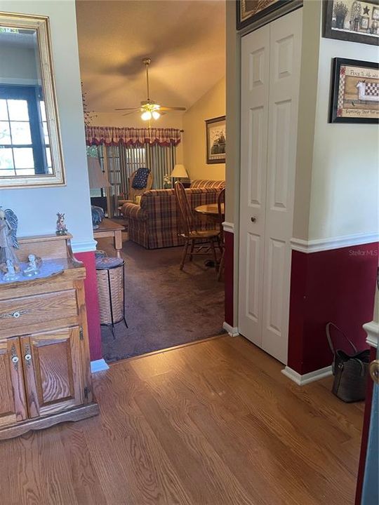 合同活跃: $243,900 (2 贝兹, 2 浴室, 1126 平方英尺)