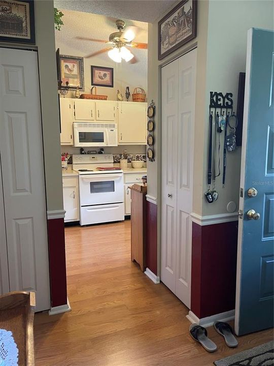 合同活跃: $243,900 (2 贝兹, 2 浴室, 1126 平方英尺)