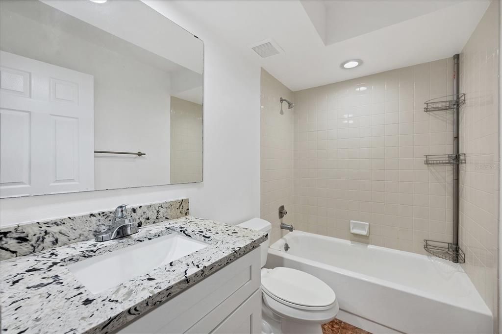 Active With Contract: $1,800 (2 beds, 2 baths, 967 Square Feet)