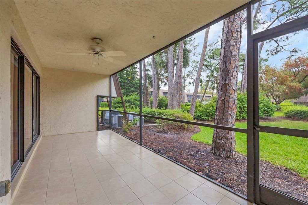 Active With Contract: $1,800 (2 beds, 2 baths, 967 Square Feet)