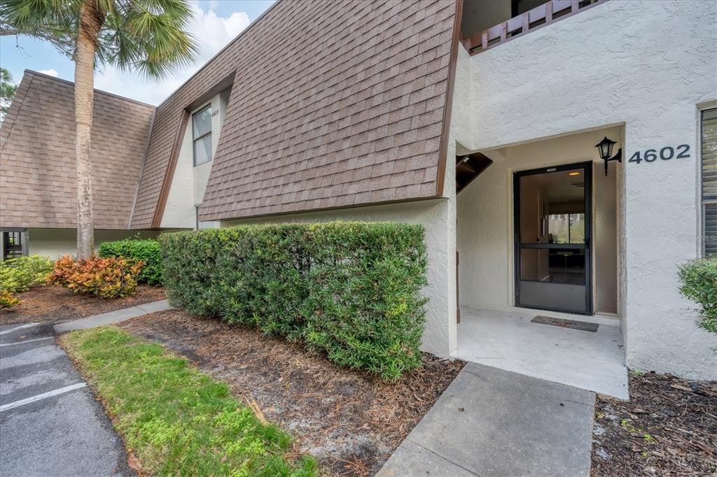 Active With Contract: $1,800 (2 beds, 2 baths, 967 Square Feet)