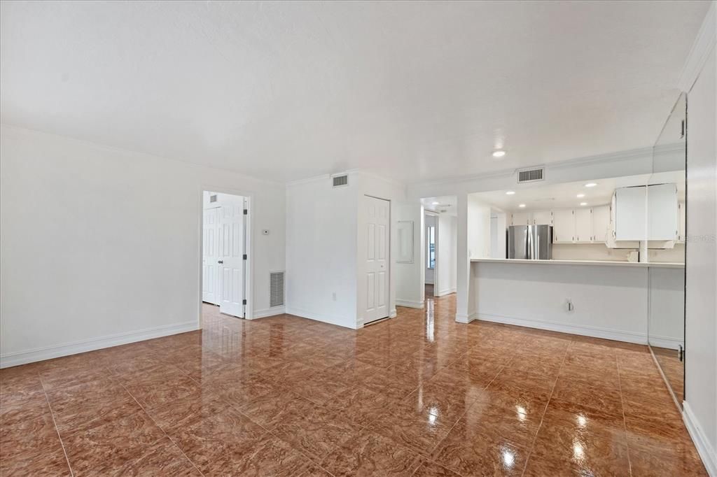 Active With Contract: $1,800 (2 beds, 2 baths, 967 Square Feet)