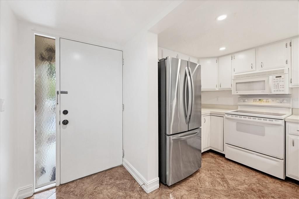 Active With Contract: $1,800 (2 beds, 2 baths, 967 Square Feet)