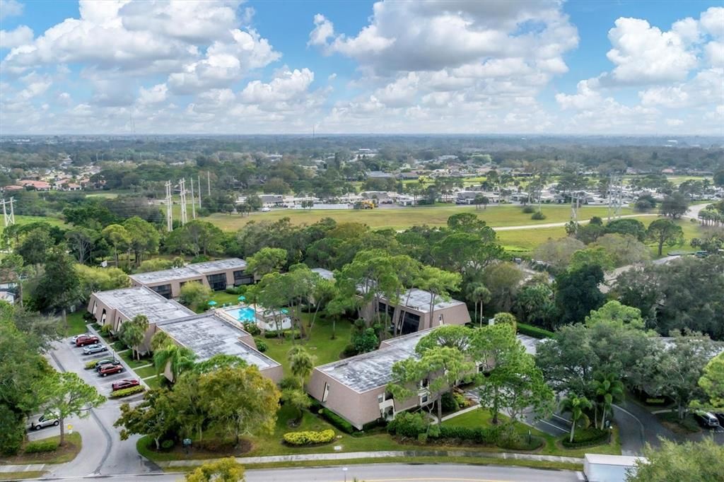 Active With Contract: $1,800 (2 beds, 2 baths, 967 Square Feet)