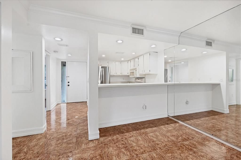 Active With Contract: $1,800 (2 beds, 2 baths, 967 Square Feet)