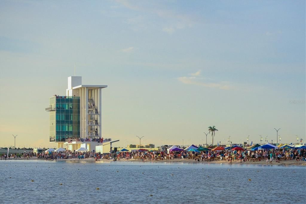 Active With Contract: $1,800 (2 beds, 2 baths, 967 Square Feet)