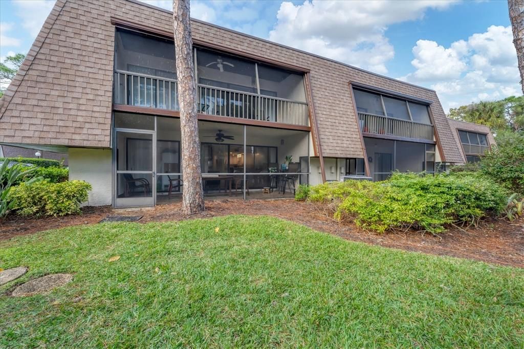 Active With Contract: $1,800 (2 beds, 2 baths, 967 Square Feet)