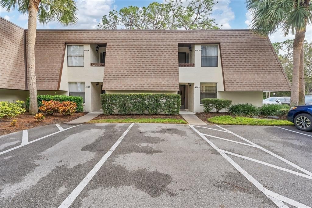 Active With Contract: $1,800 (2 beds, 2 baths, 967 Square Feet)