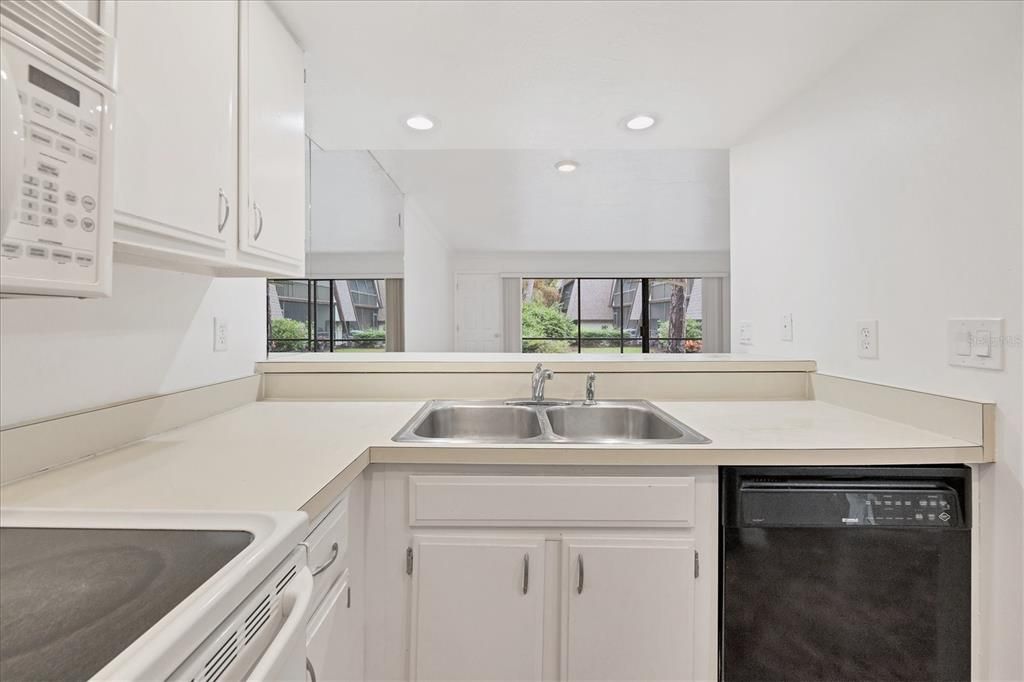 Active With Contract: $1,800 (2 beds, 2 baths, 967 Square Feet)