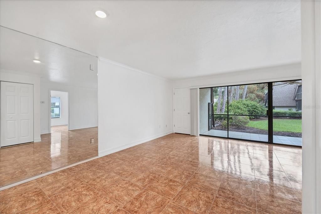 Active With Contract: $1,800 (2 beds, 2 baths, 967 Square Feet)