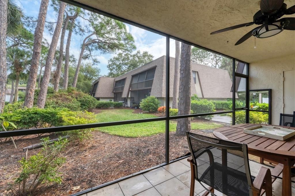 Active With Contract: $1,800 (2 beds, 2 baths, 967 Square Feet)