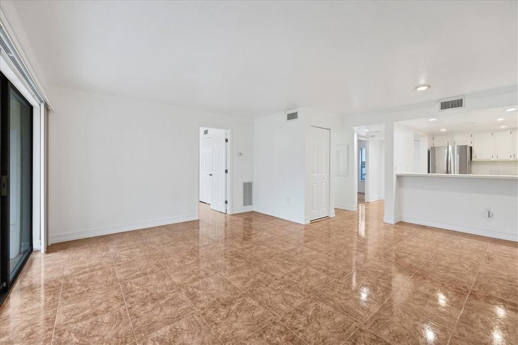 Active With Contract: $1,800 (2 beds, 2 baths, 967 Square Feet)