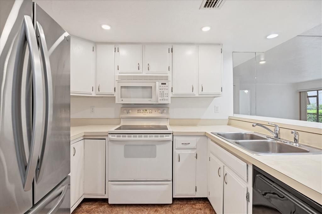 Active With Contract: $1,800 (2 beds, 2 baths, 967 Square Feet)