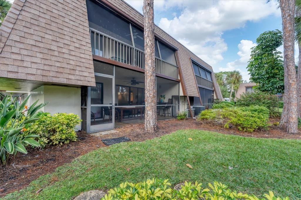 Active With Contract: $1,800 (2 beds, 2 baths, 967 Square Feet)