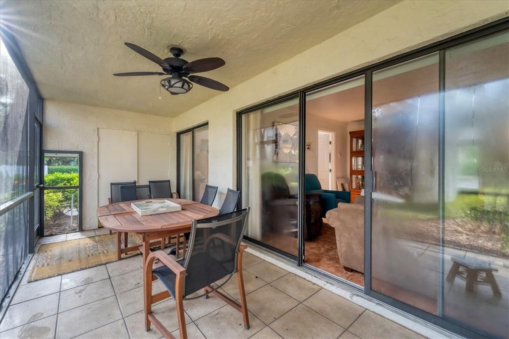 Active With Contract: $1,800 (2 beds, 2 baths, 967 Square Feet)