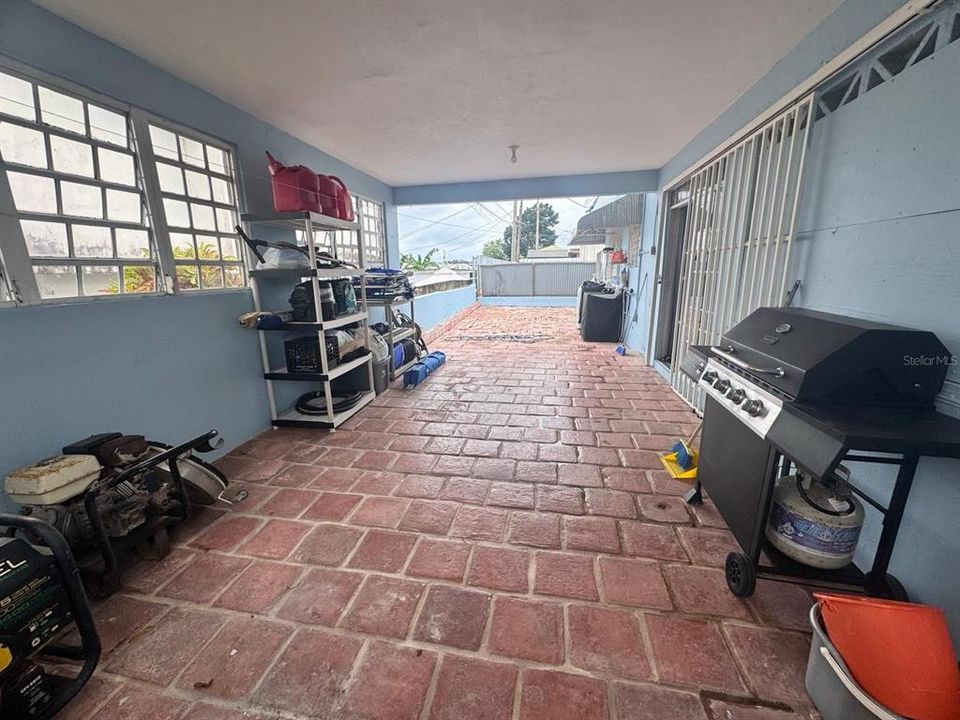 Под контрактом: $197,000 (4 спален, 2 ванн, 2032 Квадратных фут)