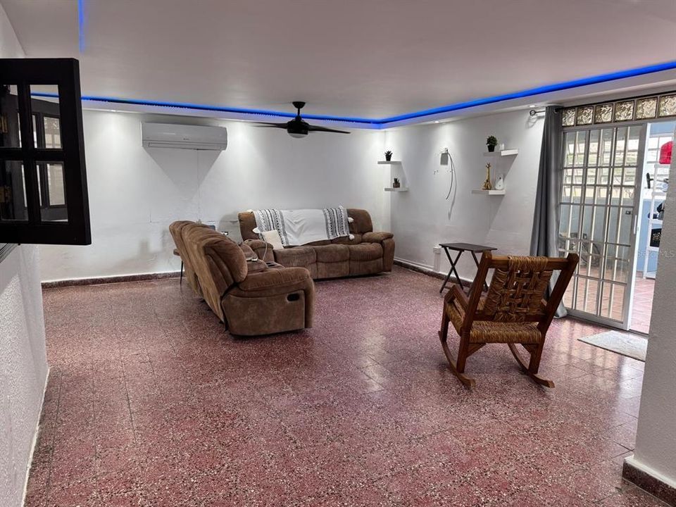 Под контрактом: $197,000 (4 спален, 2 ванн, 2032 Квадратных фут)