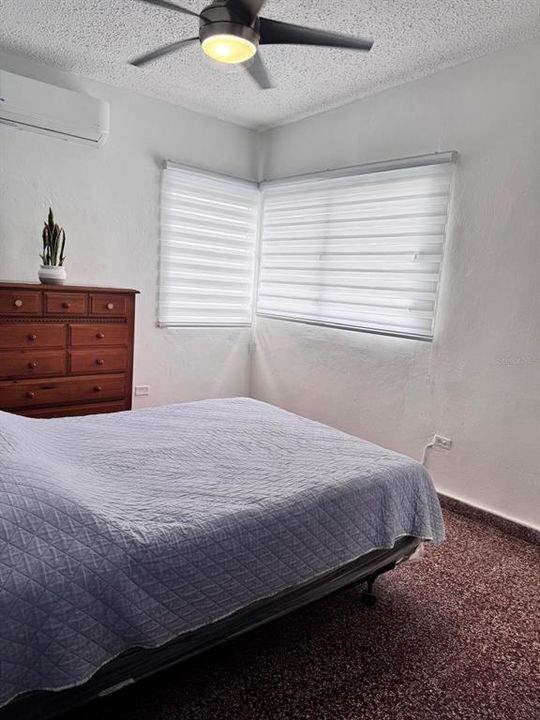 Под контрактом: $197,000 (4 спален, 2 ванн, 2032 Квадратных фут)