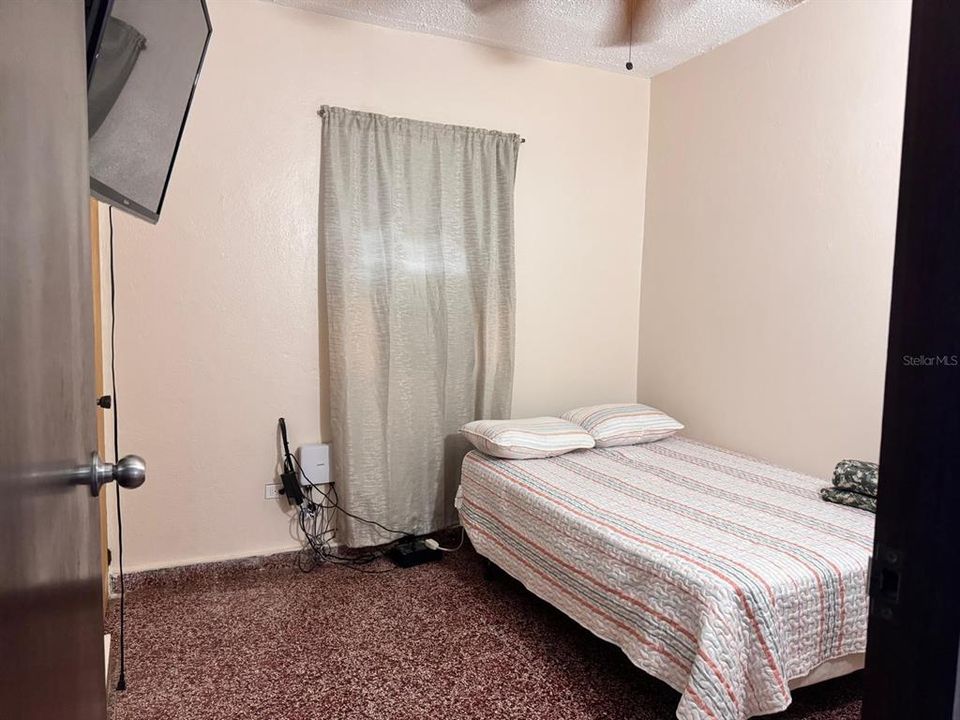 Под контрактом: $197,000 (4 спален, 2 ванн, 2032 Квадратных фут)