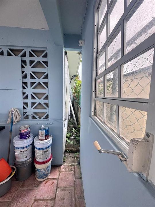 Под контрактом: $197,000 (4 спален, 2 ванн, 2032 Квадратных фут)