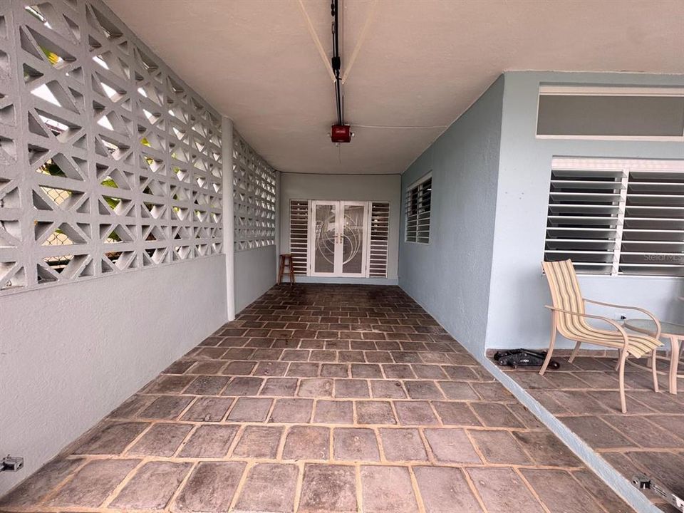 Под контрактом: $197,000 (4 спален, 2 ванн, 2032 Квадратных фут)