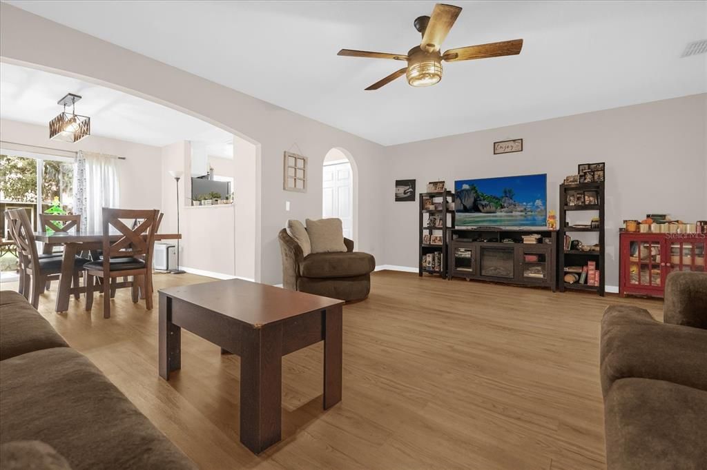 待售: $275,000 (3 贝兹, 2 浴室, 1703 平方英尺)