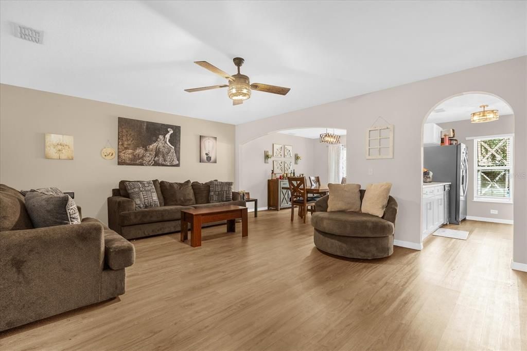 待售: $275,000 (3 贝兹, 2 浴室, 1703 平方英尺)