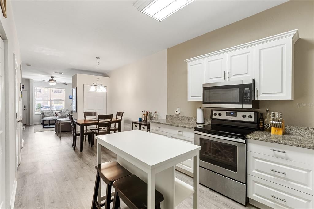 Под контрактом: $189,900 (2 спален, 2 ванн, 1172 Квадратных фут)