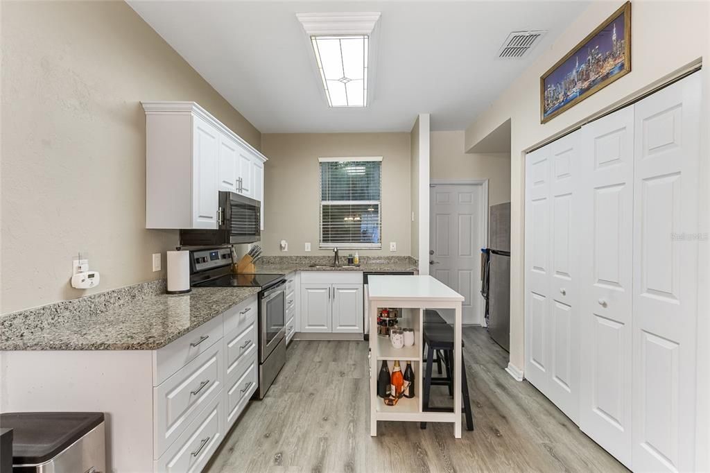 Под контрактом: $189,900 (2 спален, 2 ванн, 1172 Квадратных фут)