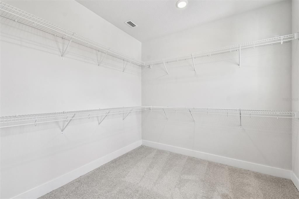 Activo con contrato: $639,990 (4 camas, 2 baños, 2972 Pies cuadrados)