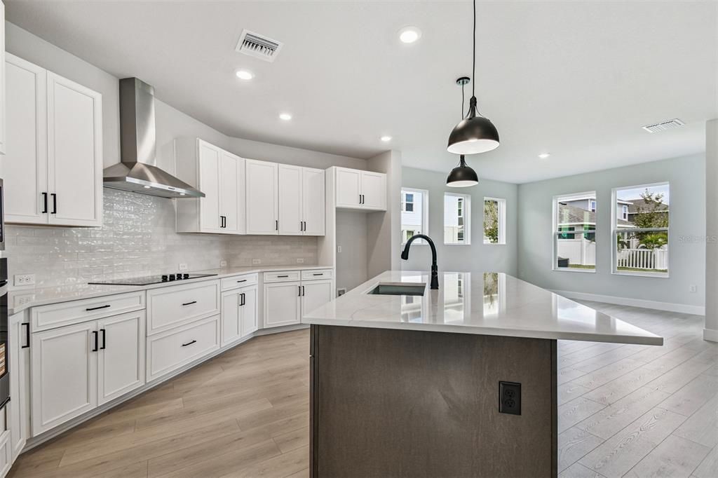 Activo con contrato: $639,990 (4 camas, 2 baños, 2972 Pies cuadrados)